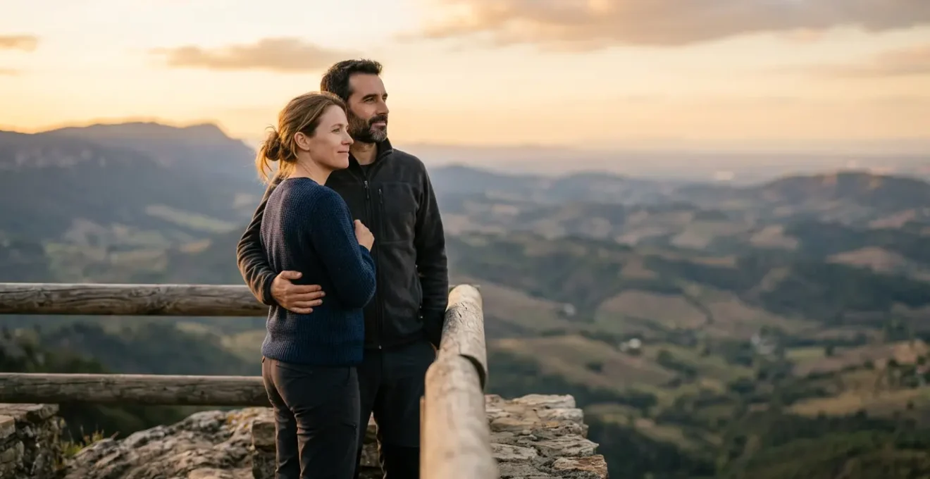 Un couple d'âge moyen contemplant un paysage ouvert avec sérénité, symbolisant la tranquillité financière et la protection face aux aléas de la vie
