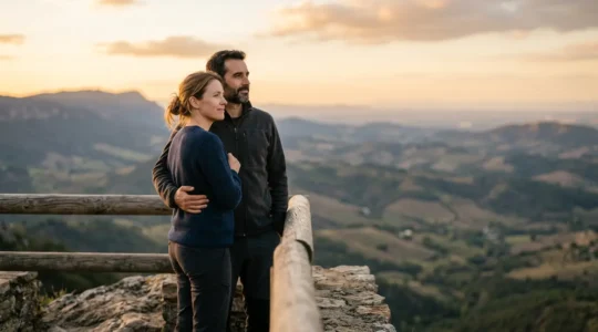Un couple d'âge moyen contemplant un paysage ouvert avec sérénité, symbolisant la tranquillité financière et la protection face aux aléas de la vie