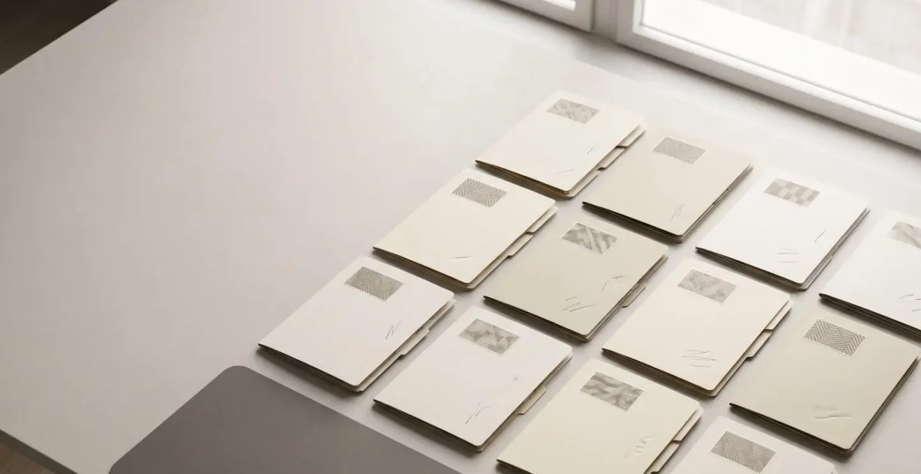 Vue aerienne d'un espace de travail organise avec dossiers classes et documents ranges methodiquement