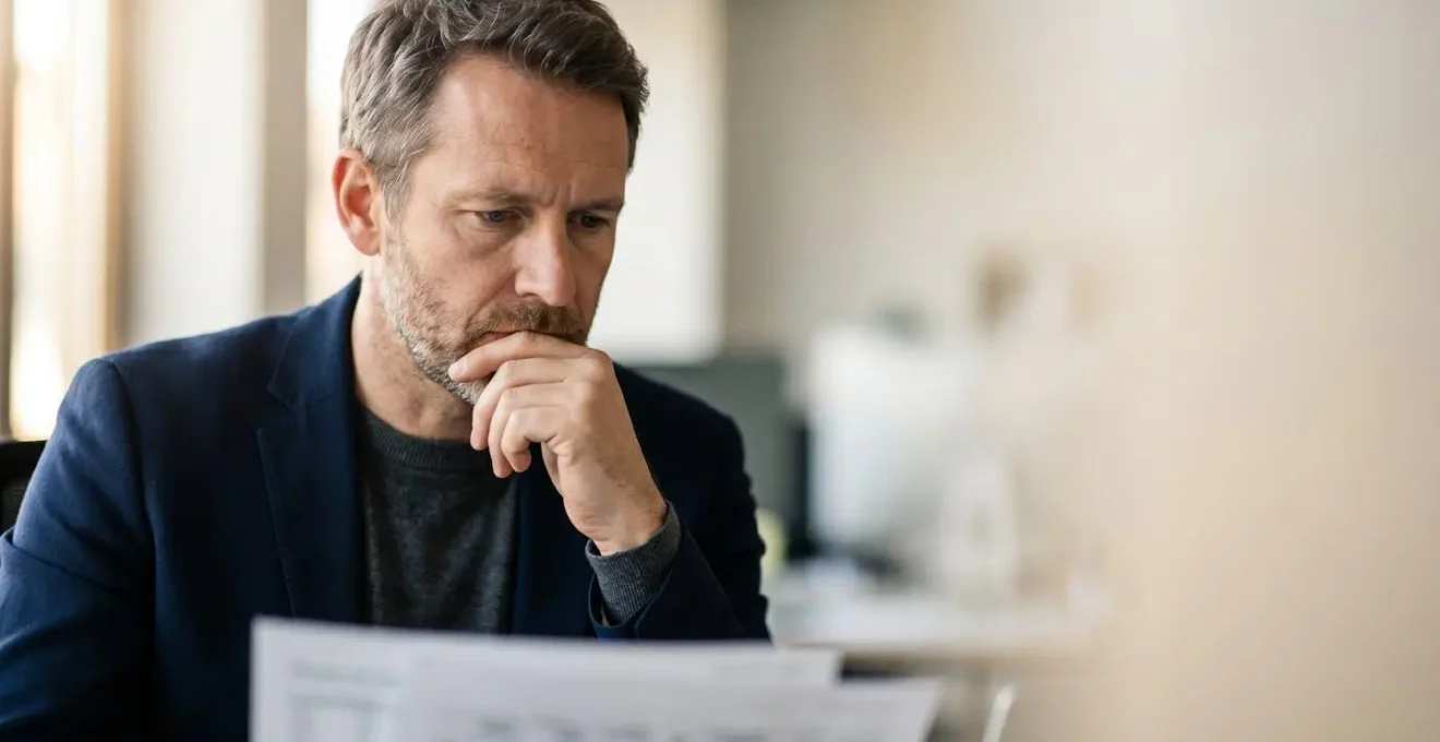 Chef d'entreprise analysant les risques financiers de son activité professionnelle
